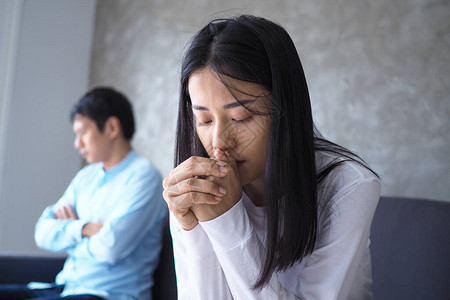 一对亚洲夫妇在争吵后压力图片