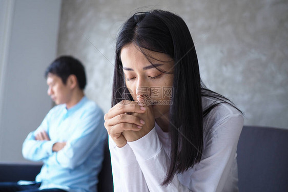 一对亚洲夫妇在争吵后压力图片