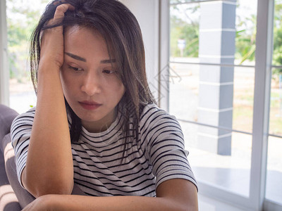 亚洲女感到失望和悲伤图片