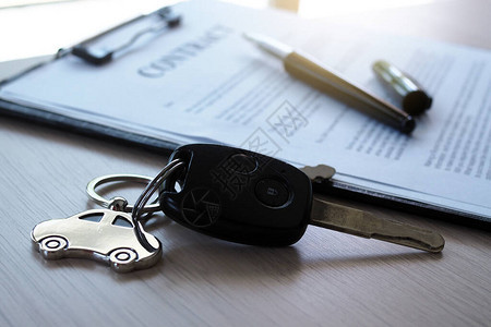 汽车钥匙放在有关汽车贷款图片