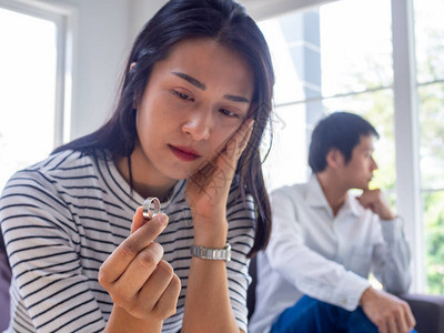 亚洲女人端着结婚戒指坐着图片