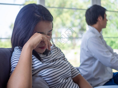 这对年轻夫妇在吵架后感到沮丧怨恨和悲伤不信任的关系和不忠的丈夫