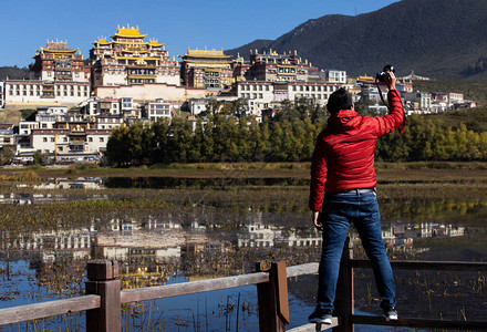 桑赞林寺又称甘登香格里图片