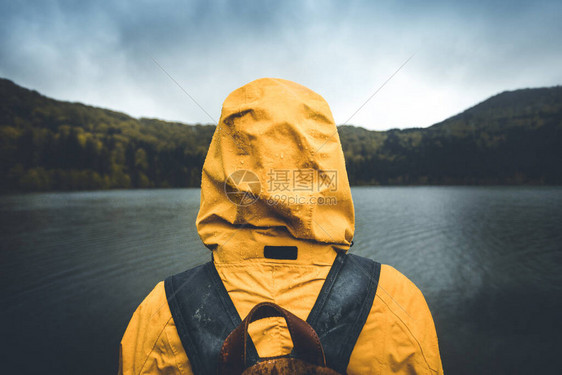 活跃的户外人的生活方式享受雨天的远足者的背面图户外探险徒步活动图片