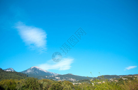 土耳其高山与蓝天对峙图片