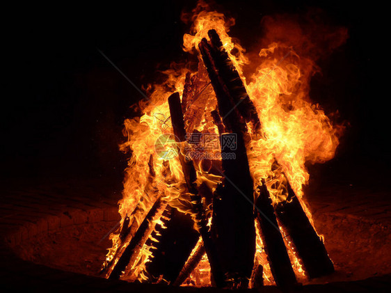 在篝火现场燃烧的木柴特写镜头篝火晚会大自然中的图片