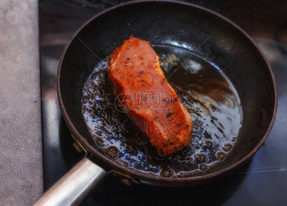 烤牛肉排加炸土豆和辣椒酱背图片