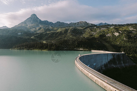 具有山地史诗风景的河水湖奥地利山脉S图片