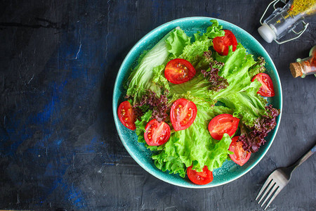 健康沙拉叶子混合微绿色黄瓜番茄其他成份食物背图片