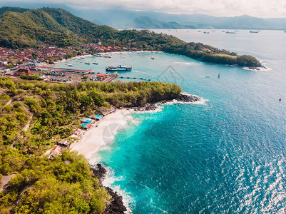 巴厘岛有港口渡轮和蓝海的热图片