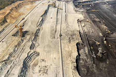 拥有庞大煤炭或天然原材料开采设备的一个采矿石场的顶端景象图片