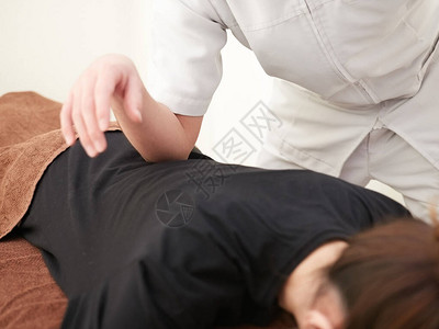 一位正在接受腰部按摩的日本妇女图片
