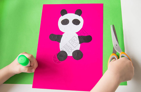 步骤5孩子粘住熊猫的爪子DIY的概念和儿童的创造力分步说明图片