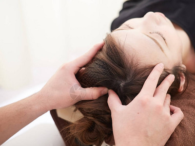 一名日本妇女正在接受头皮按摩图片素材