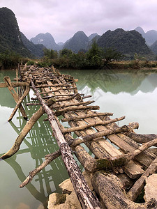 在越南曹邦省高汉县TrungKhan区跨越河流的老式危险图片