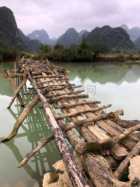 在越南曹邦省高汉县TrungKhan区跨越河流的老式危险图片