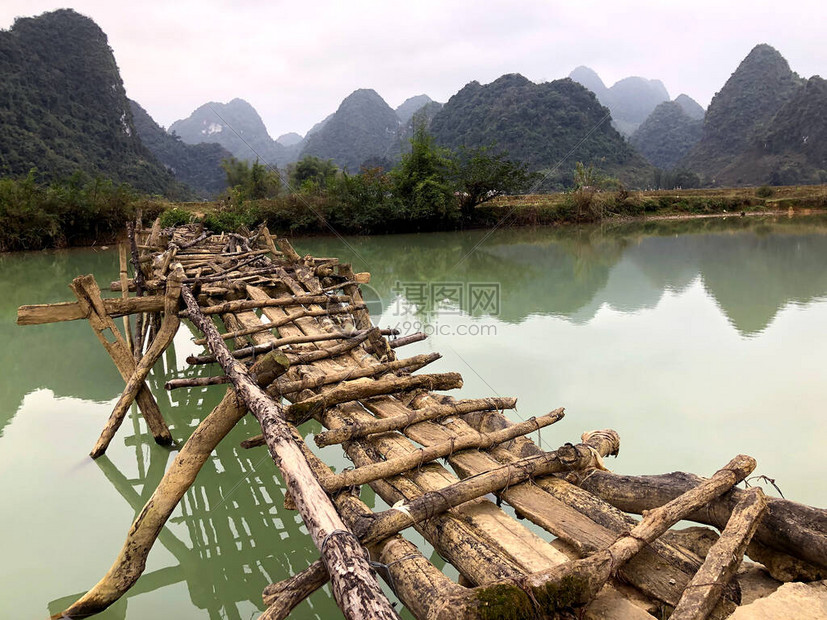 在越南曹邦省高汉县TrungKhan区跨越河流的老式危险图片