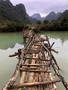 在越南曹邦省高汉县TrungKhan区跨越河流的老式危险图片