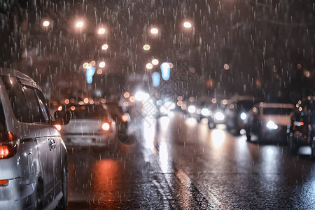 雨城市交通汽车城市夜景城市灯光交通流图片