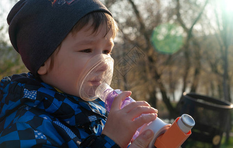 一个患有支气管哮喘病的小男孩图片