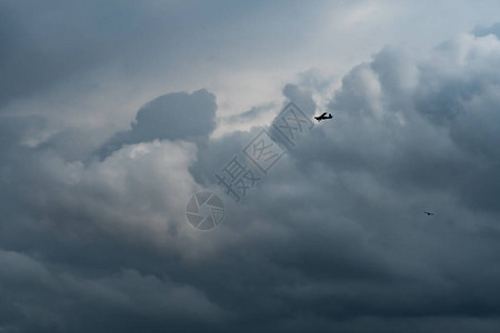 在多云的天空中的小飞机用于造雨白色蓬松的云朵用小飞机制造人工降雨两架飞机在多云的天空上飞行用于人工降图片