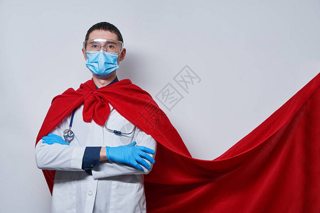 在超级英雄披风上戴外科假面罩的医生冠状爆发时超英雄主义医图片