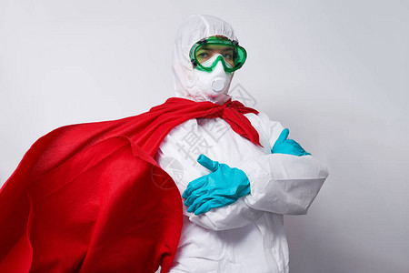 医生穿着个人防护装备穿着超级英雄斗篷的服装手套和外科口罩验尸官爆发期间超级英雄主义医图片