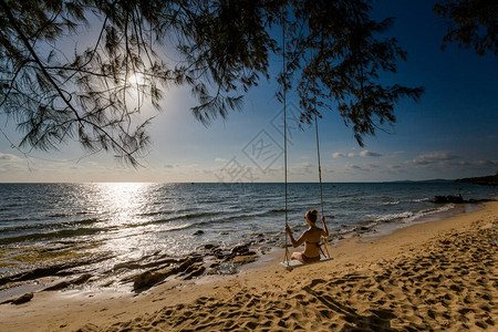 越南热带岛屿PhuQuoc上荡秋千的年轻女CuaCan海滩OngL图片