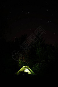 下有彩色绿露营帐篷底图片