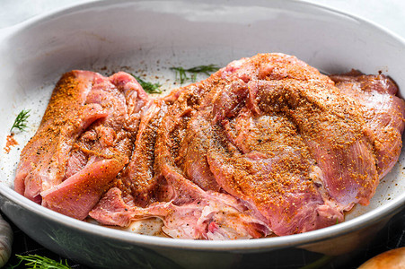 烤焦的土耳其大腿肉片和蔬菜的食谱灰色背图片