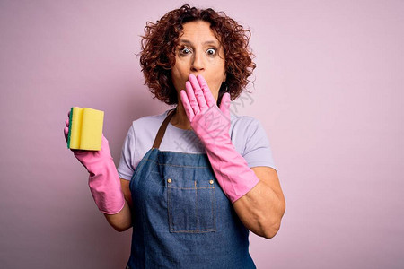 中年卷发妇女清洁做家务时图片