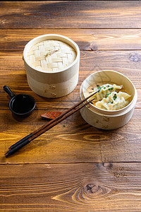 木制蒸汽机里新鲜的煮焦子小龙卷风加上筷子豆酱图片