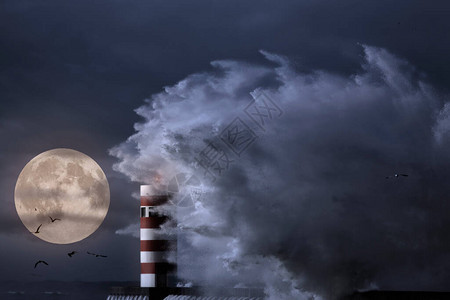在满月之夜巨大的海浪飞溅图片