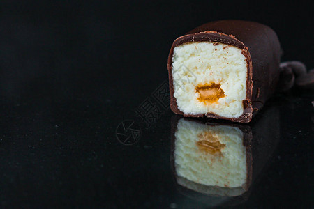 巧克力水果馅中的凝乳奶酪图片