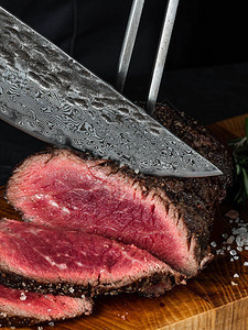 灰色多汁牛肉排选择大理石肉切在木桌布上切片图片