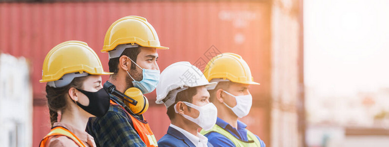 团队合作工程师技术员工头和合作伙伴在货柜运输区戴防护面罩和安全帽图片