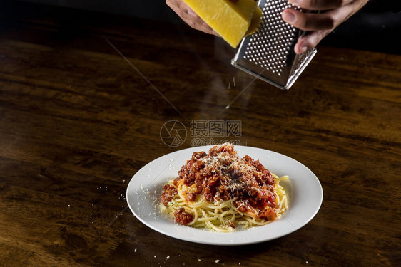 餐桌上中意大利面香肠上方的图片