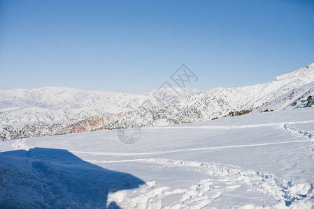 乌兹别克斯坦的天山雪覆盖了天上的天山图片