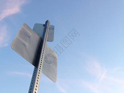 蓝色天空的街道标志背景带有背景图片