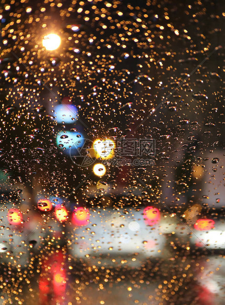 雨夜交通堵塞的焦点从车挡风玻璃图片