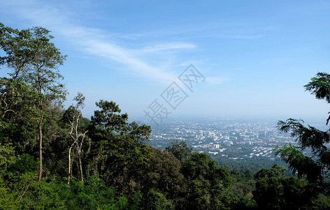 山上的树在日落天空云彩轻的太阳风景与看法城市图片