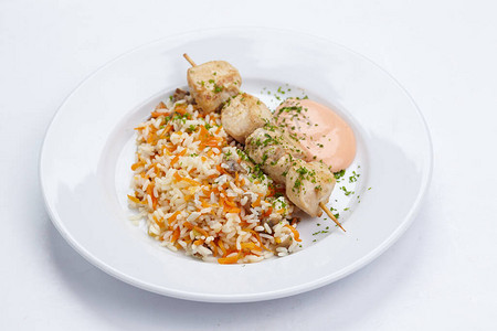 鸡肉烤大米和蔬菜放在白色图片