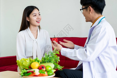 美丽的年轻亚洲女人来医院会见营养师图片