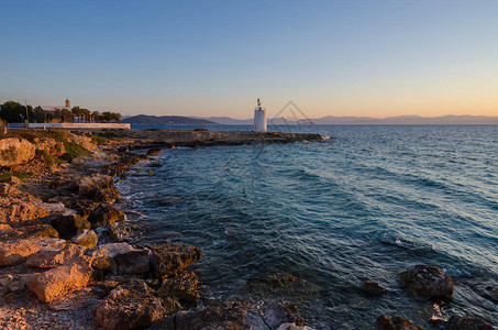 位于希腊沙龙湾的古老小灯塔图片