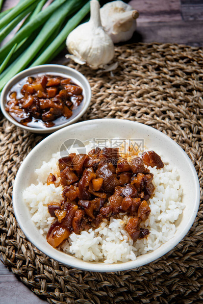 在米饭上涂面猪肉除蒸水稻外再加泡图片