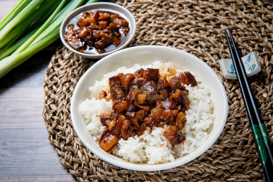 在米饭上涂面猪肉除蒸水稻外再加泡图片