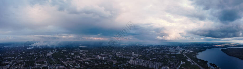 城市全景与河从上面城市上空工业区的烟雾鸟瞰城市有图片