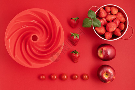 红色背景上新鲜多汁的sunmmer水果和厨房用具的顶级视图夏季图片