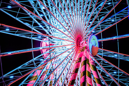 美丽的Ferris轮在夜空的明灯下点亮了夜图片