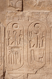 在卢克索古代埃及卡纳克寺庙的墙壁上雕图片